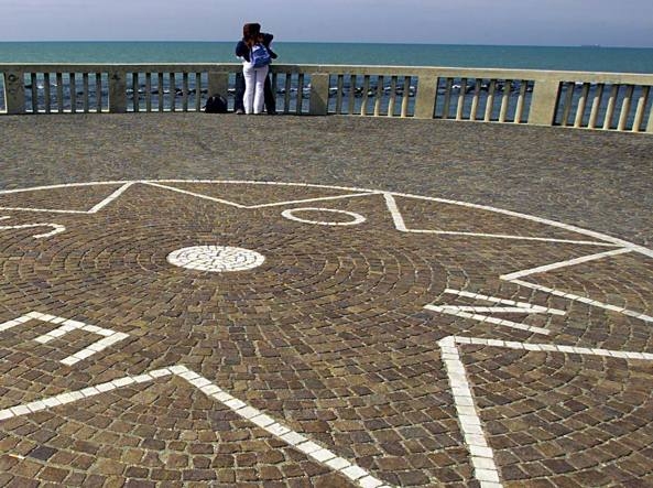 A Ostia si abbattono i muri per il mare. Bonelli, non è cambiato nulla. Marino, la spiaggia è di tutti