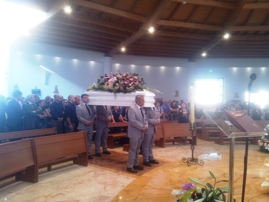Accoltella figlie. Folla ai funerali. E’ lutto cittadino