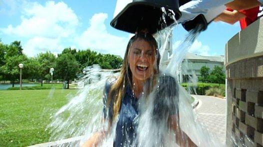 I bari dell’Ice Bucket Challenge. Siamo sicuri che sia acqua ghiacciata? I cubetti non ci sono