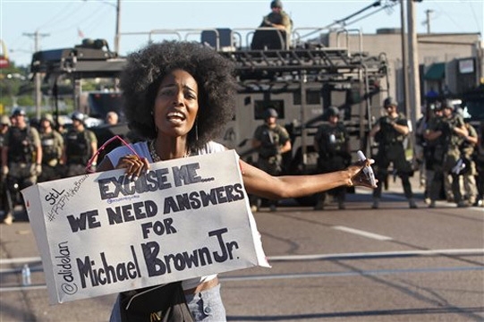 Usa. A Ferguson la rabbia non si placa. Polizia lancia granate stordenti