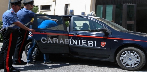Uccide la madre soffocandola con un sacchetto di plastica. Arrestato 22enne