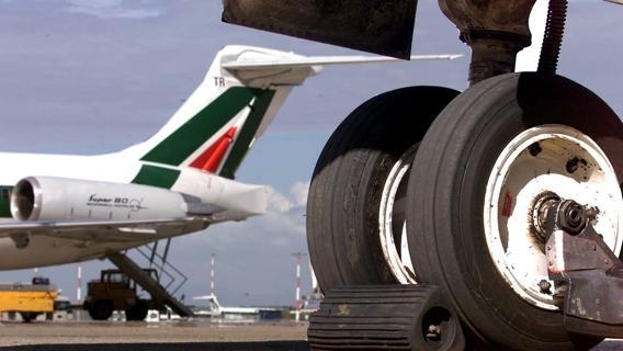 Alitalia Etihad. Spogliata dei lavoratori è più ‘sexy’. Ai dipendenti 10mila euro per alzare i tacchi