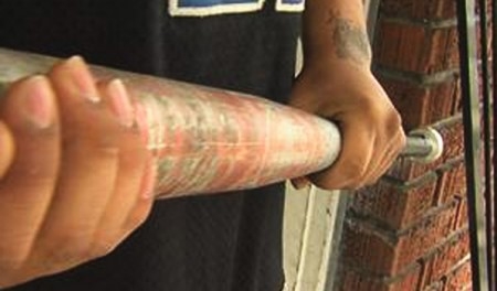 Massacra la moglie con la mazza da baseball