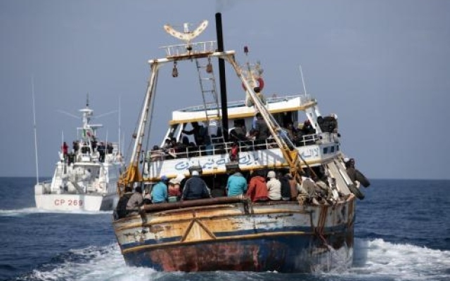 Immigrazione. A Crotone sbarco di 50 migranti soccorsi nella notte