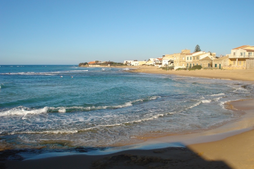 Violenza sessuale. Aggredisce due turiste romane sulla spiaggia di Montalbano