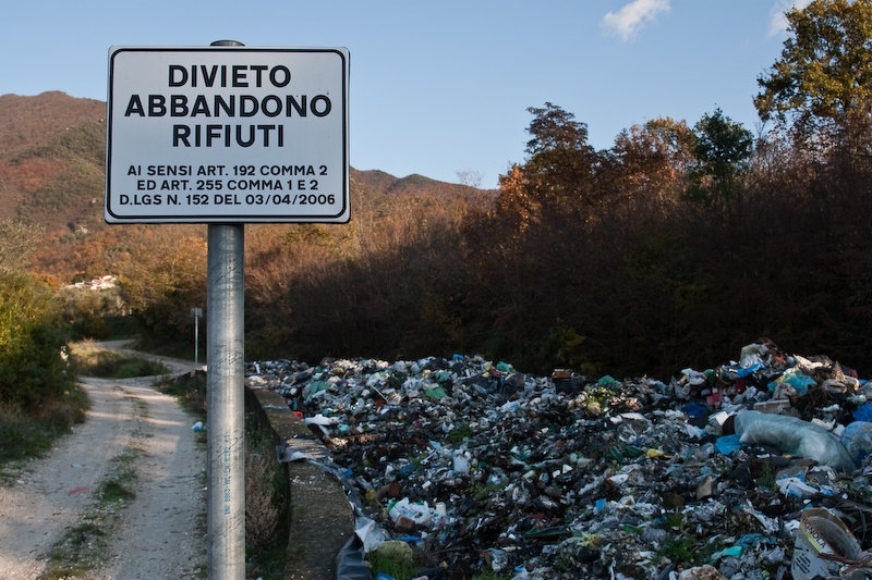 A Potenza sequestrata discarica abusiva con 21 tonnellate di rifiuti pericolosi