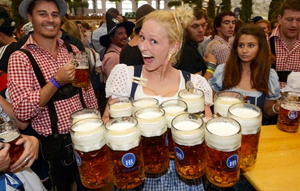 Monaco al via l’Oktoberfest. Fiumi di birra sotto i tendoni. IL VIDEO