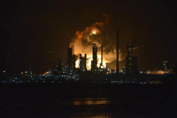 Rogo alla Raffineria di Milazzo. Nessun ferito, ma si teme disastro ambientale