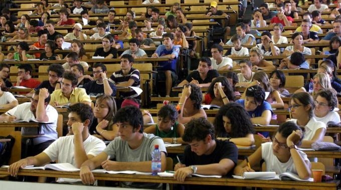 Istruzione. Ancora tagli e totale assenza di dibattito. E’ questa l’Università di Renzi, Giannini e Crui?