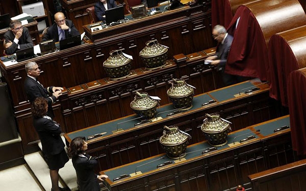 Consulta. Ancora fumata nera, martedì la 14esima votazione