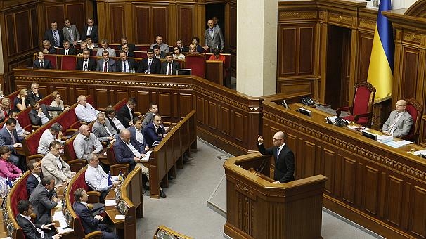A Kiev sì ad accordo con Ue e a status speciale per zone separatiste. IL VIDEO