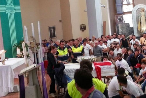 Napoli. Funerali di Davide tra applausi e palloncini bianchi per l’ultimo saluto