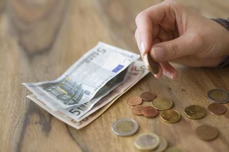Crisi. Risale debolmente fiducia consumatori ma autunno ancora di risparmi