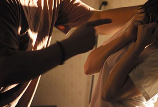 Violenza donne. Percosse e maltrattamenti alla moglie, arrestato
