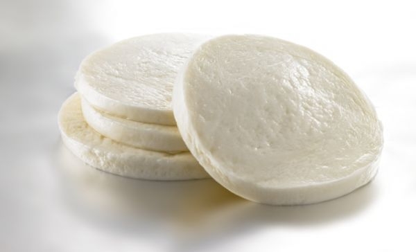 Truffe ai consumatori. Una mozzarella su 4 viene dall’estero. Dov’è il made in Italy?
