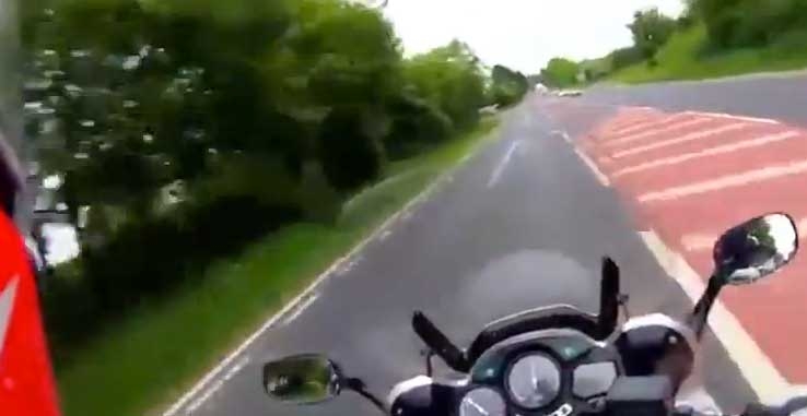 Si schianta a 160 chilometri orari, le immagini su youtube. Ecco il video choc