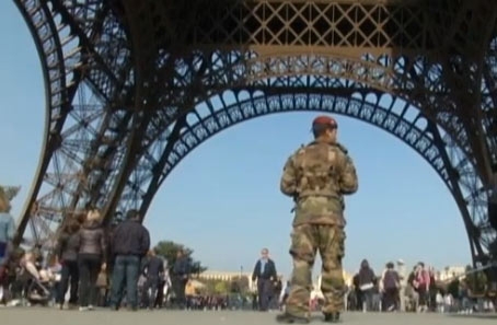 Allarme attentati, niente panico a New York e Parigi. IL VIDEO