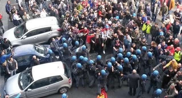 Cariche e manganellate contro i lavoratori della Ast di Terni. Indignazione e incredulità