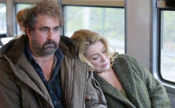 “Piccole crepe, grossi guai”.  Un condominio di ordinaria follia. Recensione. Trailer