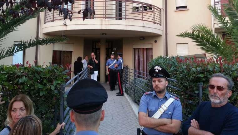 Uccide a coltellate la moglie e poi si suicida