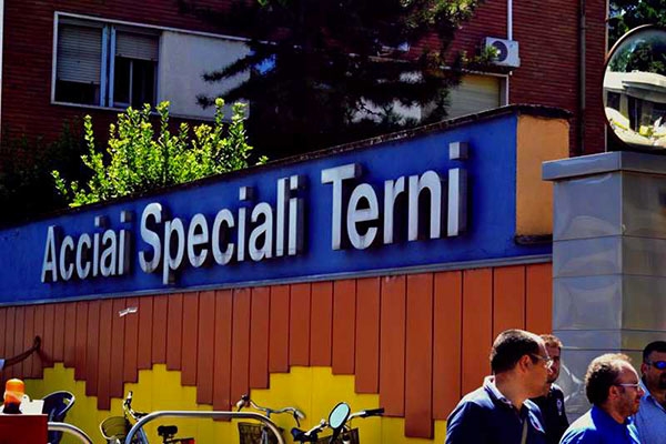 Fabbriche chiuse, operai a casa, governo assente