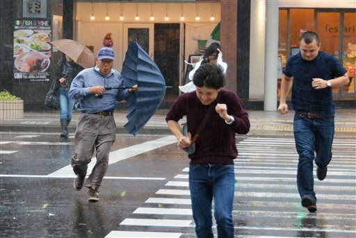Giappone. Il tifone ‘‘Phanfone’‘ si è abbattuto su Tokyo, migliaia di evacuati. IL VIDEO