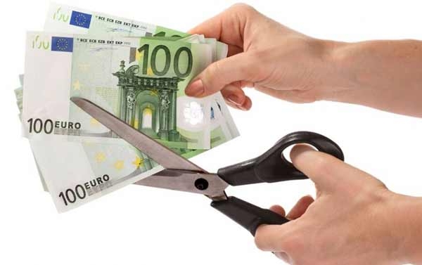 Le famiglie tagliano la spesa. Il governo intervenga