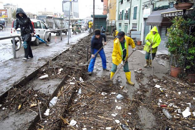 Alluvione Genova. Contestato sindaco Doria, “vai a casa”. Sospese Tasi, Imu e Tari