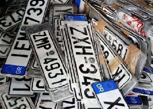 Napoli, riciclavano auto e occultavano le targhe. 14 denunce