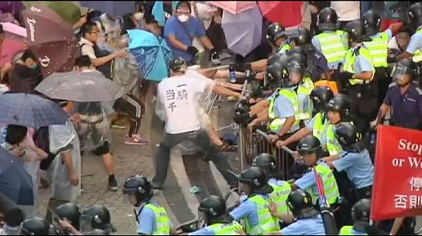Hong Kong. Scontri e tafferugli, uomini mascherati smantellano barricate