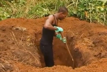 Ebola, Sierra Leone. Sciopero becchini per rischio contagio. IL VIDEO