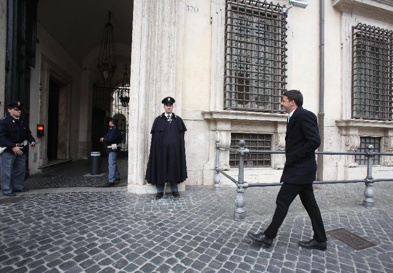 Jobs act.  Renzi spacca i sindacati e la sinistra. Sel, no a fiducia