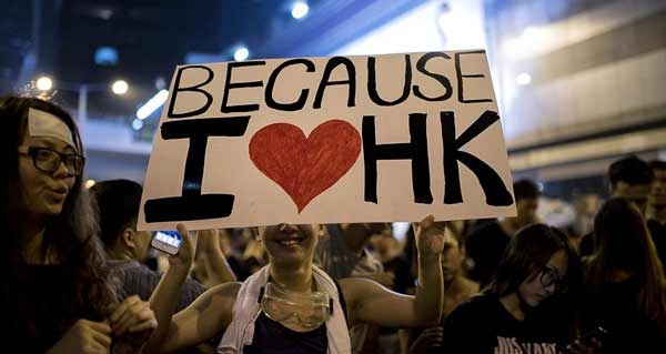 Hong Kong. La polizia non riesce a difendere i manifestanti pacifici