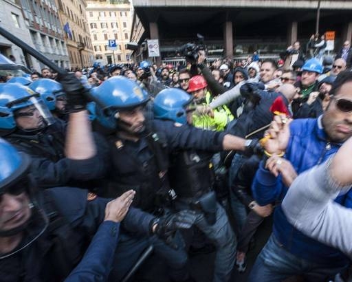 Cariche su operai. A caccia del responsabile. Renzi faccia un passo indietro