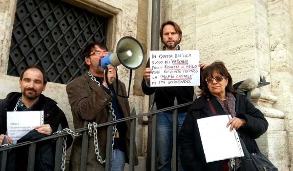 Cittadini incatenati alla basilica. “Chiediamo asilo politico a Papa Francesco”. IL VIDEO