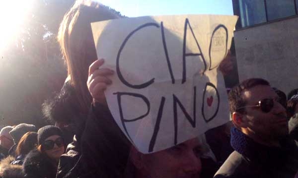 L’ultimo saluto a Pino Daniele. Si indaga per omicidio. VIDEO