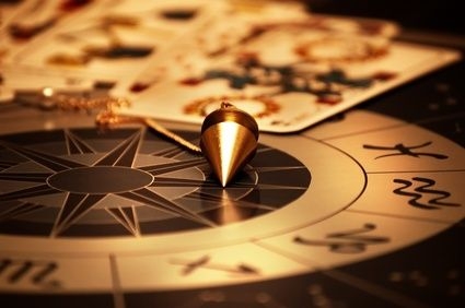 Sesso e soldi per eliminare i vampiri. Arrestati 2 finti maghi