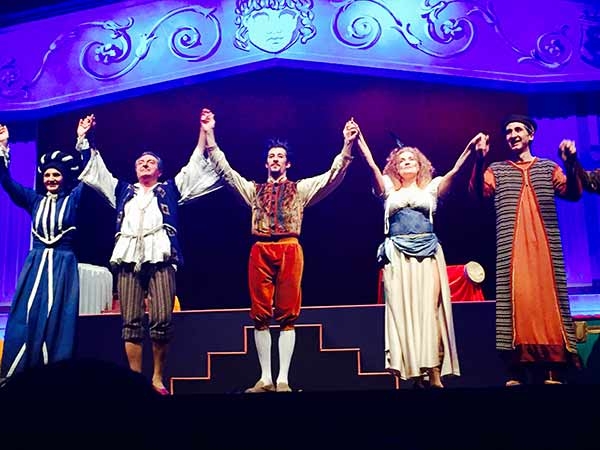 Teatro Arcobaleno. I Menecmi, in scena grazie a un cast competente. Recensione