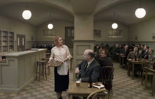Un piccione seduto su un ramo riflette sull’esistenza: Leone d’Oro 2014. Recensione. Trailer