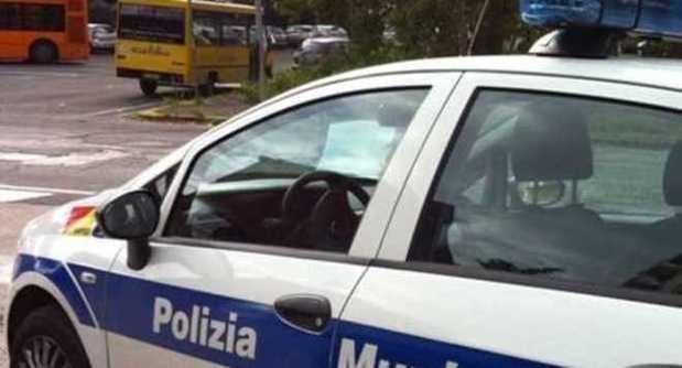 Abuso di potere a Napoli. Sequestra e picchia immigrato, indagato vigile urbano