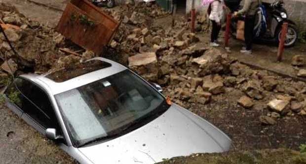 Paura a Napoli, frana nel quartiere Chiaia: automobili sepolte