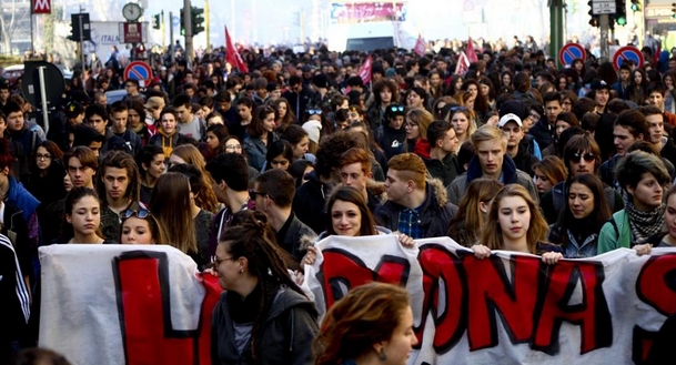 Riforma scuola. Gli studenti in piazza, governo sfiduciato