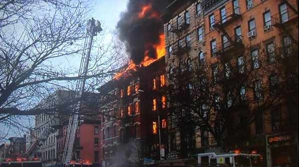 Incendio Manhattan,  19 feriti, quattro gravi. VIDEO