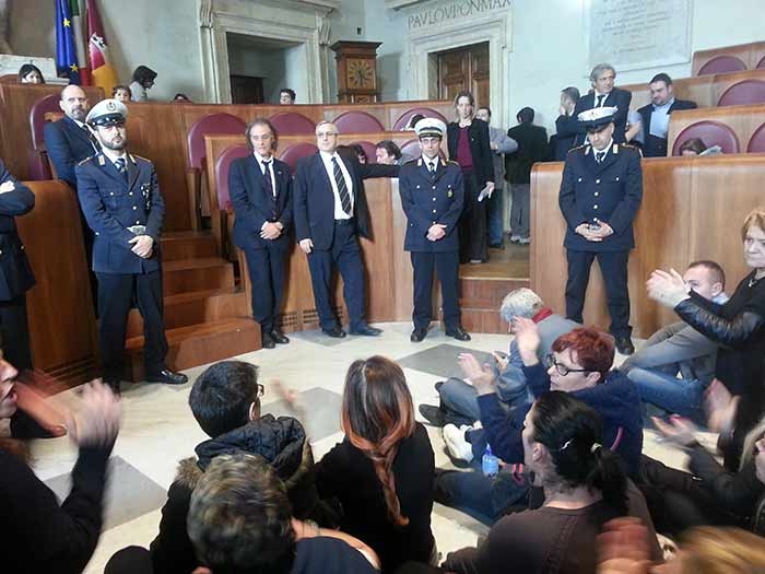 Multiservizi. Lavoratori occupano aula Giulio Cesare