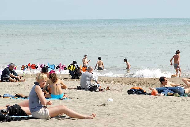 Ostia. Un brindisi di libertà. Inaugurazione della “Spiaggia Libera S•P•Q•R
