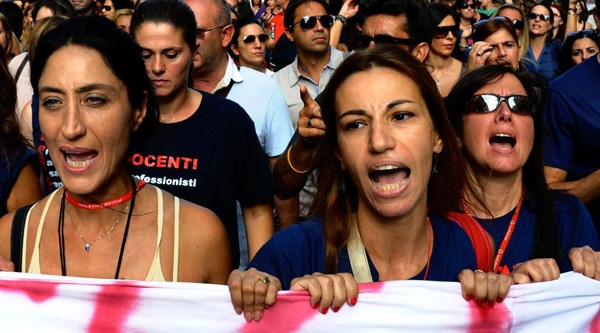 Migliaia in piazza contro la demolizione della scuola pubblica