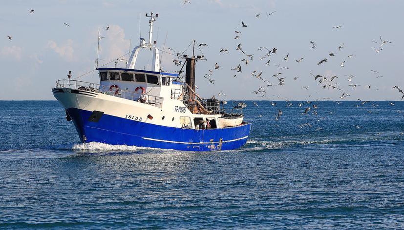 Peschereccio siciliano sequestrato in Libia, nave Marina lo salva