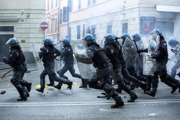 Diaz. L’agente Tortosa sospeso dal servizio. Basterà a fermare le maniere forti?