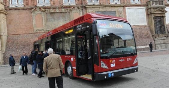 Perquisita a 13 anni sul bus. La madre denuncia l’accaduto