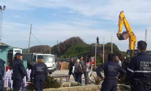 Ostia, abbattuti i chioschi abusivi a Castel Porziano